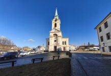 Oprava chodníku u kostela sv. Vojtěcha se komplikuje, město narazilo na problém s vlastnictvím