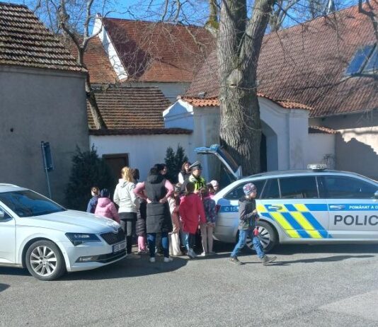 Policisté kontrolovali přechody u škol. Děti učili, jak bezpečně přecházet