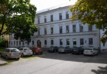 Studenti obchodní akademie chtěli výjimku na parkování. Město zvažuje slevy v parkovacím domě
