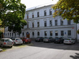 Studenti obchodní akademie chtěli výjimku na parkování. Město zvažuje slevy v parkovacím domě