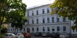 Studenti obchodní akademie chtěli výjimku na parkování. Město zvažuje slevy v parkovacím domě