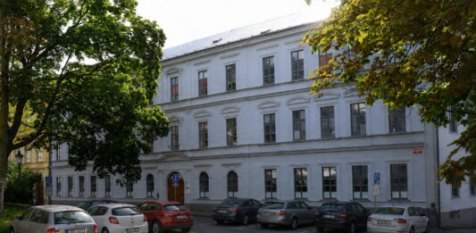 Studenti obchodní akademie chtěli výjimku na parkování. Město zvažuje slevy v parkovacím domě