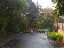 Nádražní ulice zůstává kvůli sesuvu uzavřená. Město připravuje opěrnou zeď