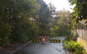 Nádražní ulice zůstává kvůli sesuvu uzavřená. Město připravuje opěrnou zeď