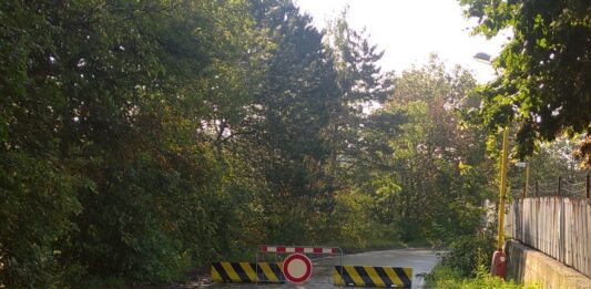 Nádražní ulice zůstává kvůli sesuvu uzavřená. Město připravuje opěrnou zeď