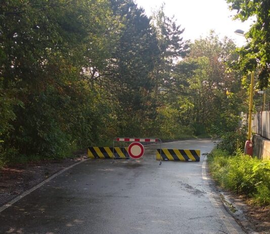 Nádražní ulice zůstává kvůli sesuvu uzavřená. Město připravuje opěrnou zeď