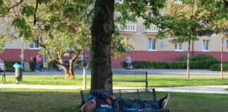 Obyvatelé upozorňují na problémy v okolí náměstí 17. listopadu. Radnice tvrdí, že situaci má pod kontrolou