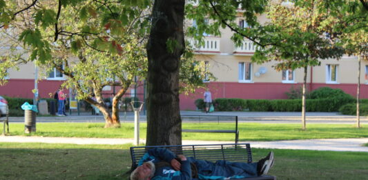 Obyvatelé upozorňují na problémy v okolí náměstí 17. listopadu. Radnice tvrdí, že situaci má pod kontrolou