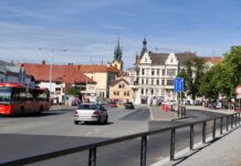 Hodiny se do Jiráskových sadů nevrátí. Nahradila je elektronická tabule