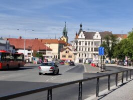Hodiny se do Jiráskových sadů nevrátí. Nahradila je elektronická tabule