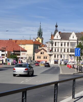 Hodiny se do Jiráskových sadů nevrátí. Nahradila je elektronická tabule