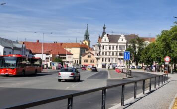 Hodiny se do Jiráskových sadů nevrátí. Nahradila je elektronická tabule