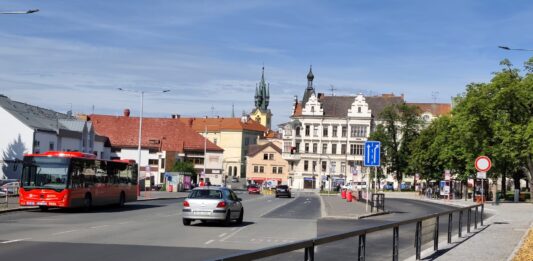 Hodiny se do Jiráskových sadů nevrátí. Nahradila je elektronická tabule