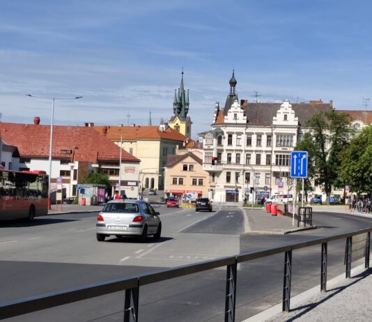Hodiny se do Jiráskových sadů nevrátí. Nahradila je elektronická tabule