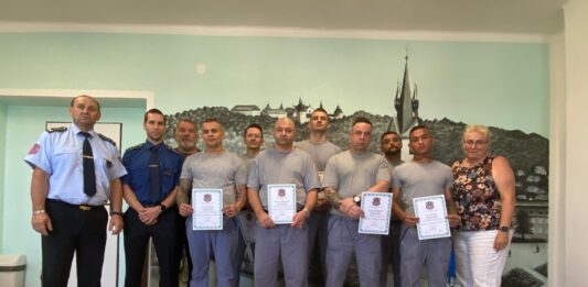 Nové řemeslo i cesta ke změně. Ve Věznici Příbram převzali odsouzení výuční listy i certifikáty