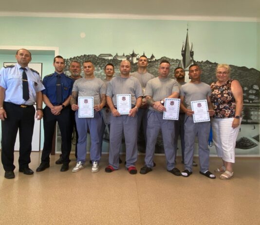Nové řemeslo i cesta ke změně. Ve Věznici Příbram převzali odsouzení výuční listy i certifikáty