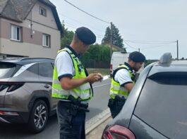Alkohol za volant ani za řídítka nepatří. Policie na Příbramsku rozdala nealko pivo i pokutu
