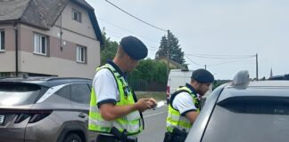 Alkohol za volant ani za řídítka nepatří. Policie na Příbramsku rozdala nealko pivo i pokutu