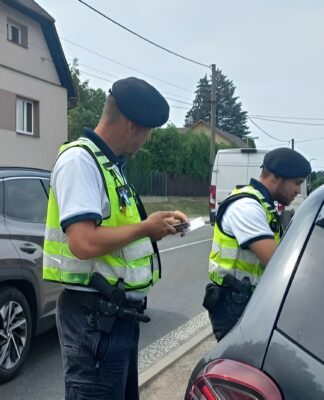 Alkohol za volant ani za řídítka nepatří. Policie na Příbramsku rozdala nealko pivo i pokutu