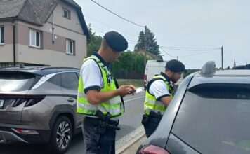 Alkohol za volant ani za řídítka nepatří. Policie na Příbramsku rozdala nealko pivo i pokutu