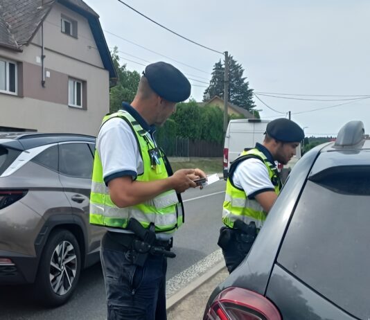 Alkohol za volant ani za řídítka nepatří. Policie na Příbramsku rozdala nealko pivo i pokutu