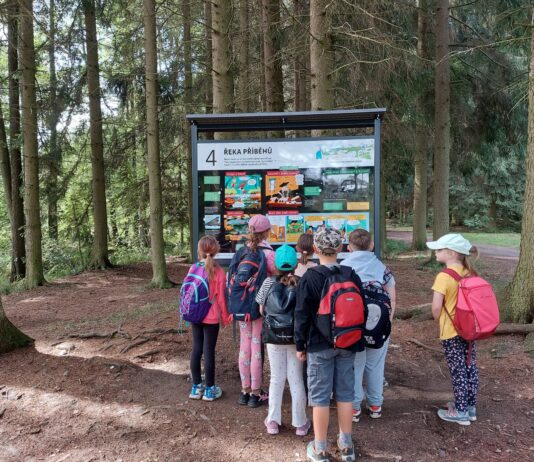 Nová naučná stezka mezi lesoparky Litavka a Vojtěch se otevřela veřejnosti. Jako první ji vyzkoušely děti