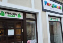 V Pražské ulici se chystá prodejna kratomu. Radnice ji nemůže zakázat, pravidla se ale mají změnit