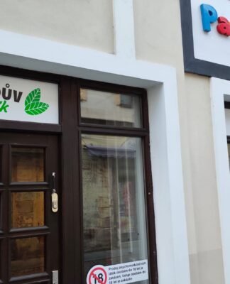 V Pražské ulici se chystá prodejna kratomu. Radnice ji nemůže zakázat, pravidla se ale mají změnit