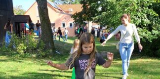 Jablíčkový den ve Věšíně spojil děti, rodiče i pedagogy