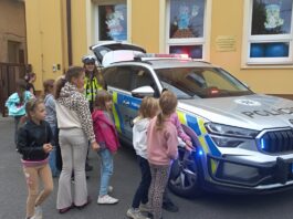 Policisté připomínají důležitost reflexních prvků. V Dolních Hbitech poučili i školáky