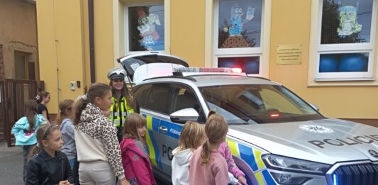 Policisté připomínají důležitost reflexních prvků. V Dolních Hbitech poučili i školáky