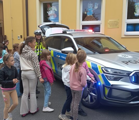 Policisté připomínají důležitost reflexních prvků. V Dolních Hbitech poučili i školáky