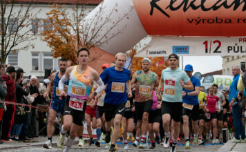 Příbramský půlmaraton přilákal přes pět set běžců. Zářily štafety i vítězové předchozích ročníků